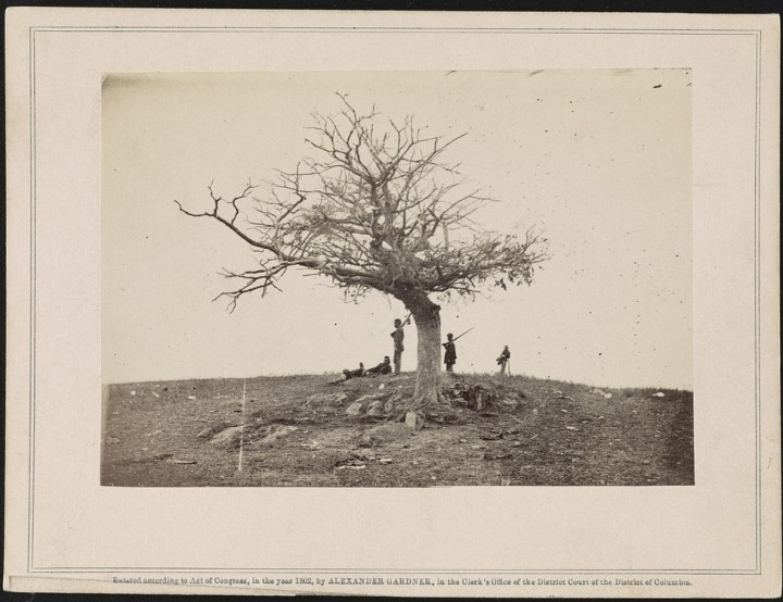 2 Alexander Gardner, A lone grave on battle-field of Antietam, 1862, LOC