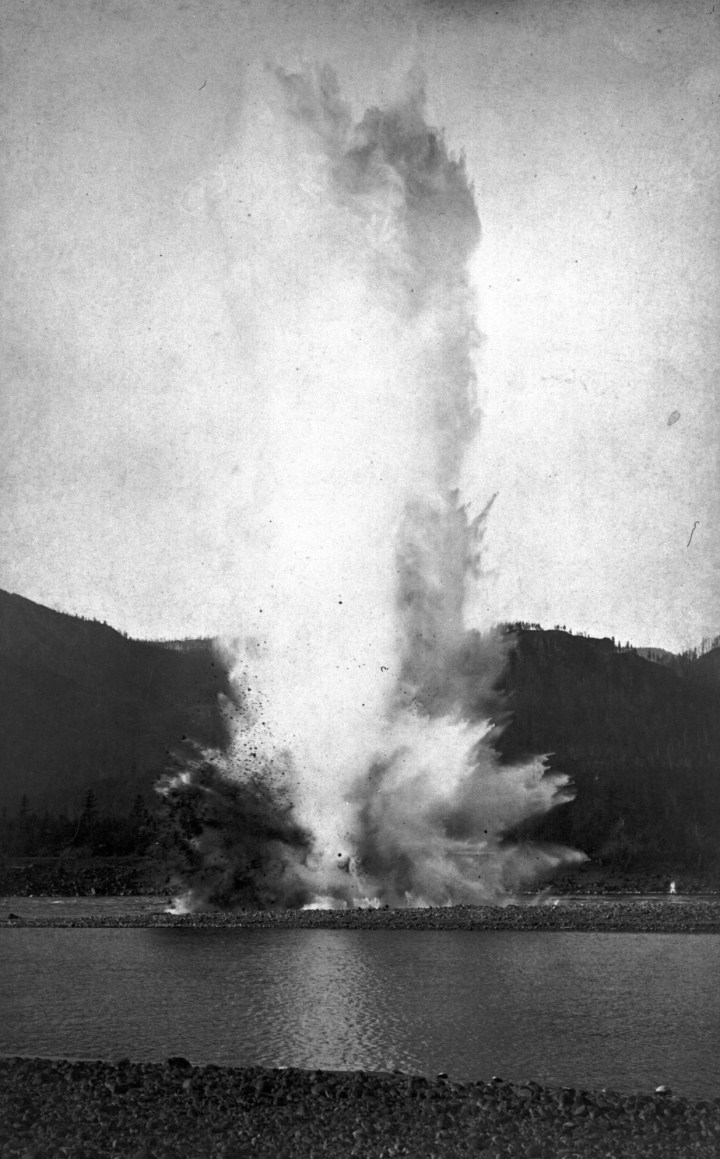 5 CEW, Clearing the Channel, Columbia River, ca. 1883, OHS 925.jpg